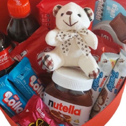 Cesta Coração com Chocolates, Doces e Pelúcia - foto 3